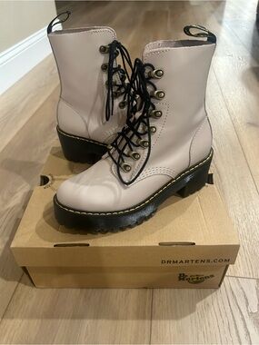 Dr. Martens Leona boots